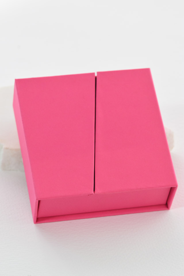caja-neon-fucsia-colgante