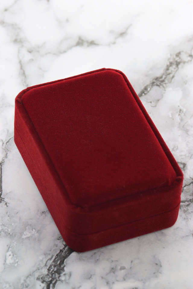 caja-vino-cerrada-colgante-personalizada