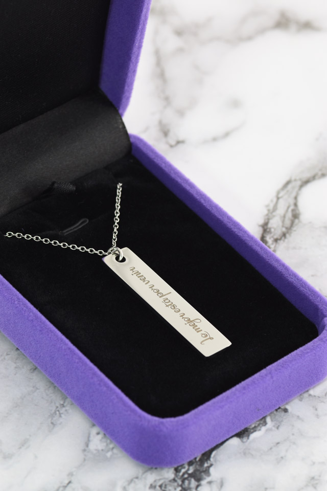 Colgante placa grande